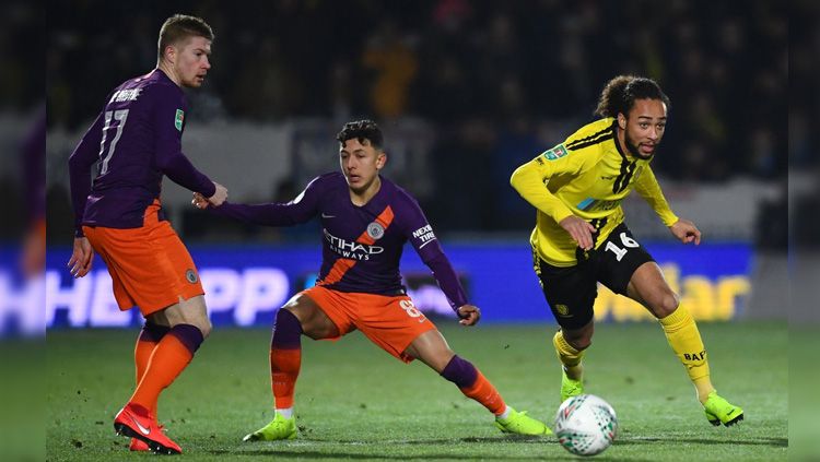 Pemain Burton Albion dan Manchester City tengah berebut bola di lapangan dalam ajang Carabao Cup, Kamis (24/01/19). Copyright: © Getty Images