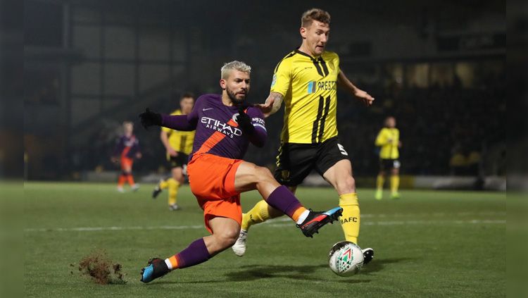 Striker Manchester City Sergio Aguero menendang bola ke arah gawang Burton Albion di Carabao Cup, Kamis (24/01/19). Copyright: © Getty Images