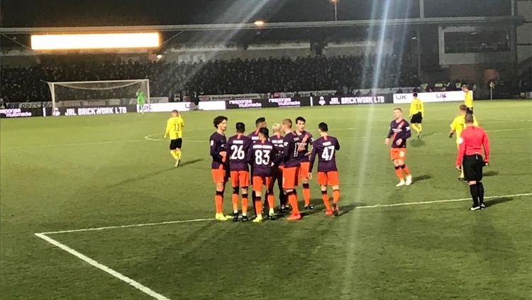 Momen perayaan gol para pemain Manchester City ke gawang Burton Albion dalam ajang Carabao Cup, Kamis (24-01-19). Copyright: © Twitter/@SJCARROLL91