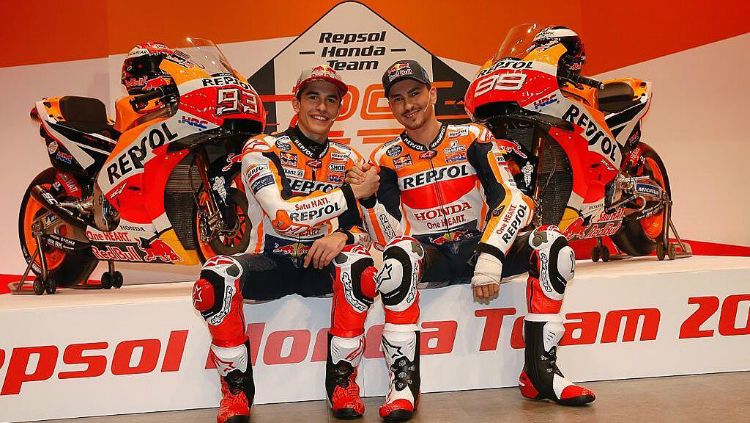 Jorge Lorenzo dan Marc Marquez kala merilis motor baru Honda. Copyright: © Twitter/Repsol Honda