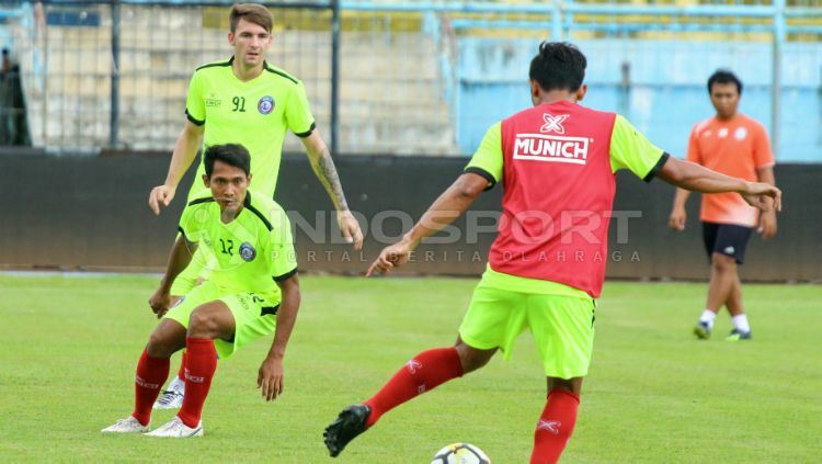Pemain Arema FC saat berlatih dengan aparel baru. Copyright: © Ian Setiawan/INDOSPORT