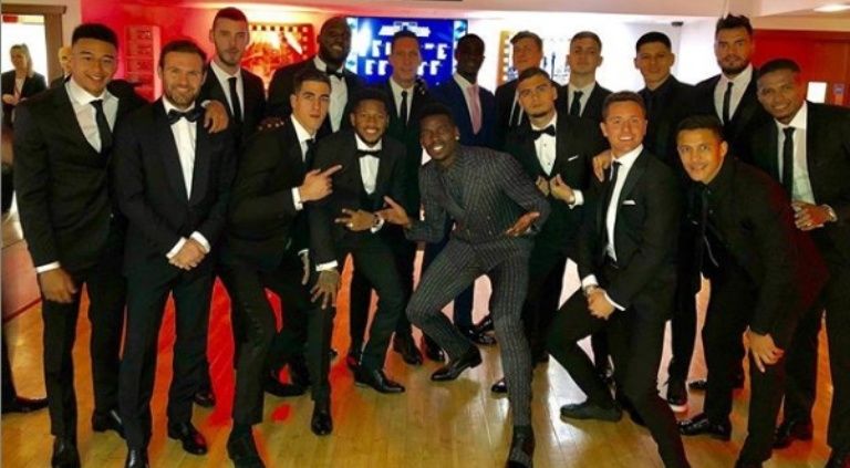 Paul Pogba tampil beda dengan rekan-rekan satu timnya di Manchester United Copyright: &copy; The Sun