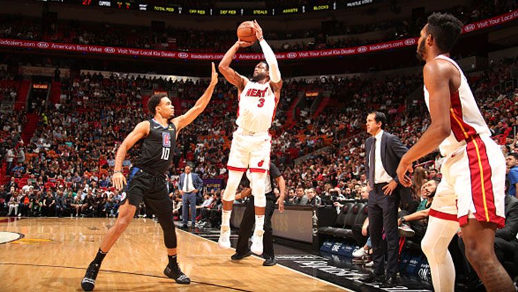 Dwyane Wade (Miami Heat) shot bola ke net LA Clippers pada 23/01/19 di Miami, Florida Copyright: © Getty Images
