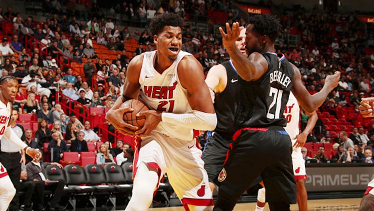 Hassan Whiteside (Miami Heat) berjuang untuk berusaha mengamankan bola dari pemain LA Clippers pada 23/01/19 di Miami, Florida Copyright: © INDOSPORT