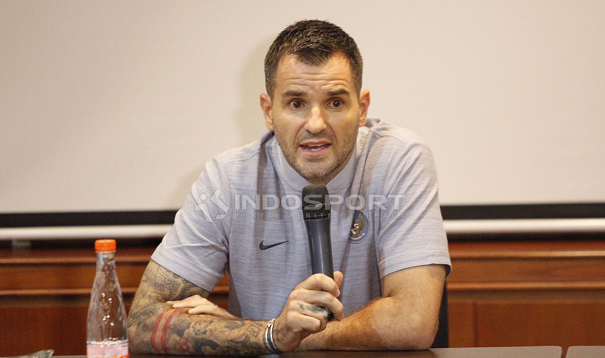 Simon McMenemy saat diperkenalkan PSSI kepada media. Copyright: © Herry Ibrahim/INDOSPORT