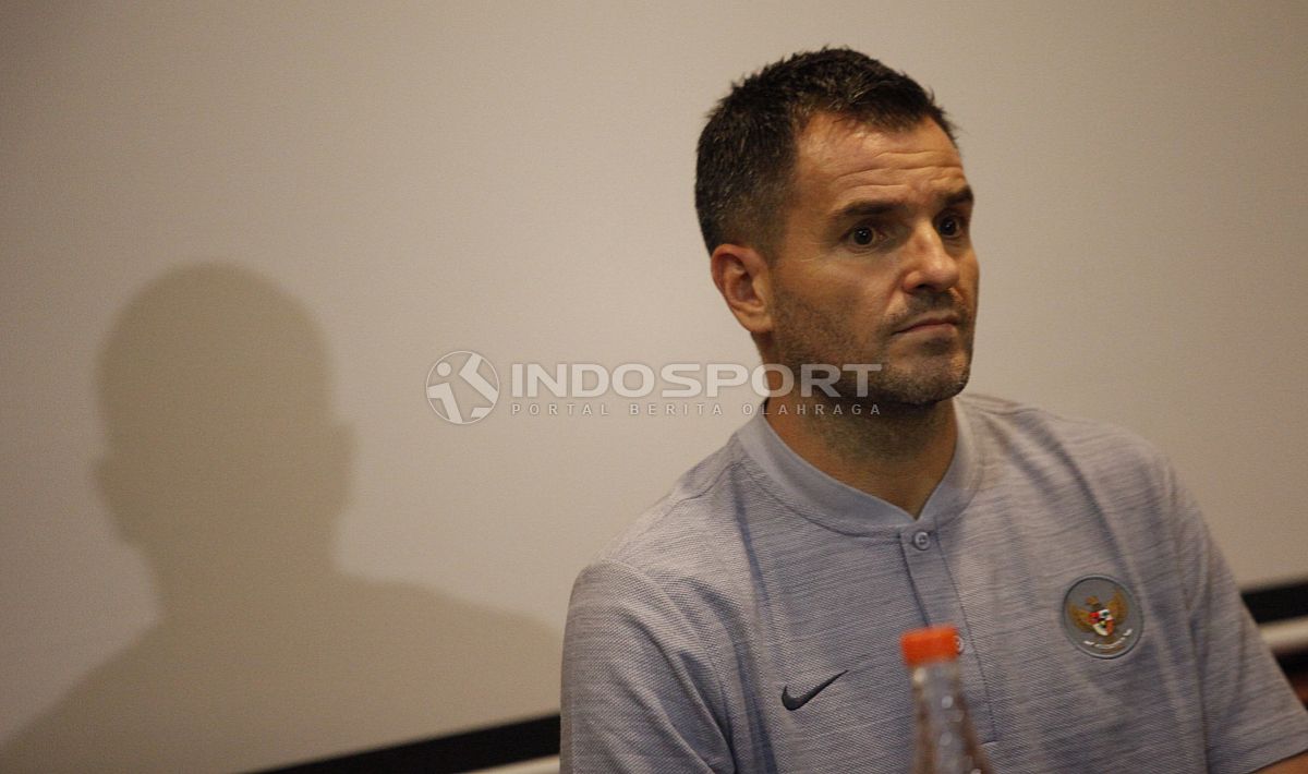 Simon McMenemy saat diperkenalkan PSSI kepada media. Copyright: © Herry Ibrahim/INDOSPORT