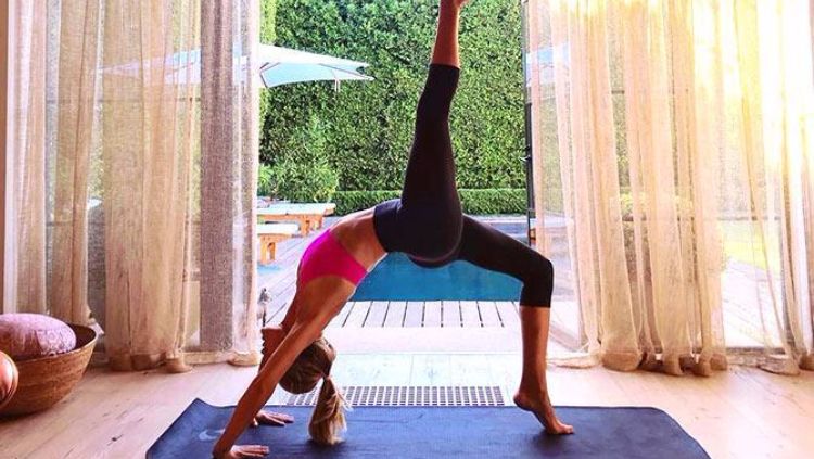 Pose yoga yang menjadi favorit kalangan selebritas Copyright: © Sun Sport