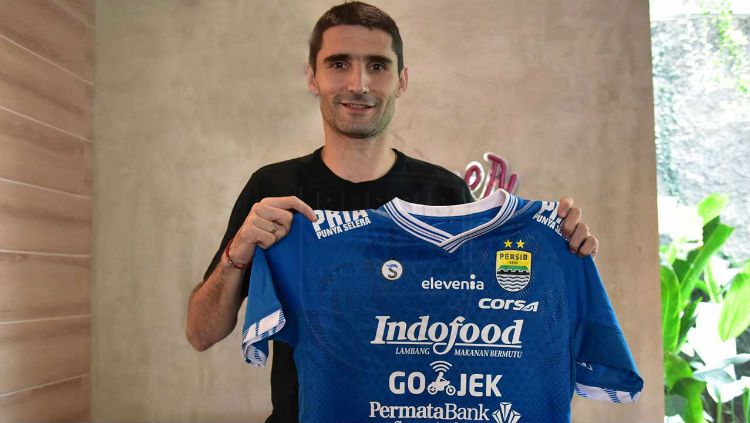 Srdjan Lopicic saat diperkenalkan sebagai pemain baru Persib. Copyright: © Persib.co.id