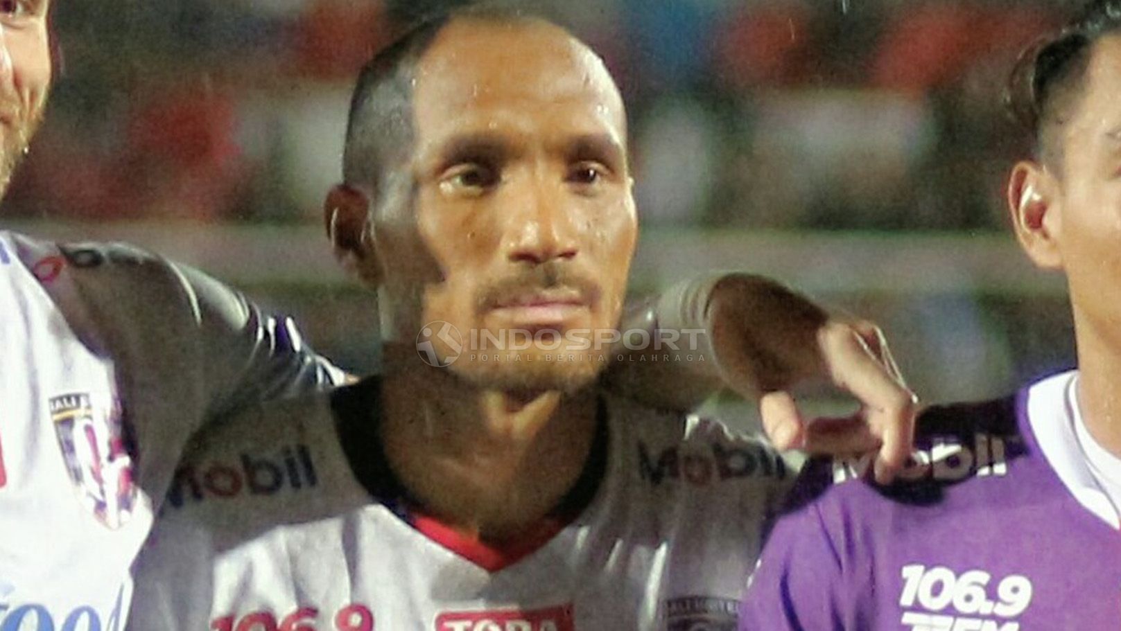 Bek Bali United, Leonard Tupamahu mengaku sedih dengan kondisi force majeure kembali terjadi di sepak bola Indonesia. Copyright: © Ian Setiawan/Indosport.com