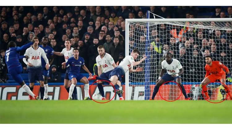 N'Golo Kante (kiri) berpotensi absen jelang lawatan Chelsea ke markas Manchester United pada pekan perdana Liga Primer Inggris 2019/20 Copyright: © Daily Star