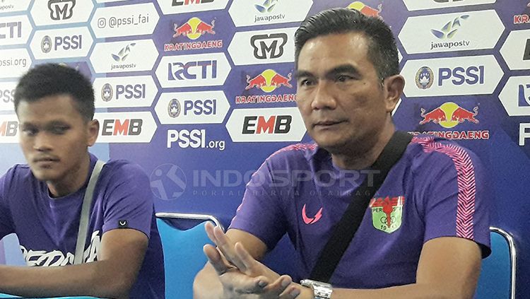 Asisten pelatih Persita Tangerang, Wiganda Saputra menyatakan tidak terlalu memikirkan wacana tanpa degradasi di lanjutan Liga 1 2020. Copyright: © Ian Setiawan/INDOSPORT