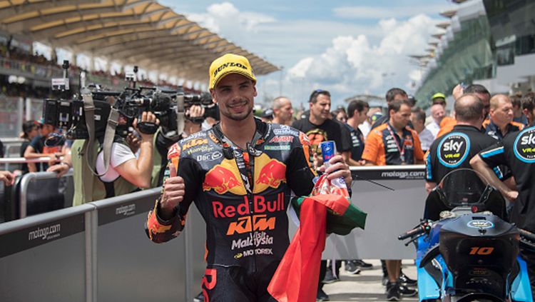 Miguel Oliveira berhasil mempersembahkan kemenangan pertama untuk KTM setelah ia lebih cepat dari Johann Zarco dan Fabio Quartararo di MotoGP Catalunya 2021. Copyright: © Getty Images