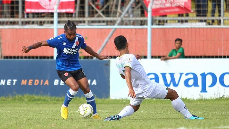 Zulham Zamrun berusaha melewati pemain Kalteng Copyright: © Media PSM Makassar