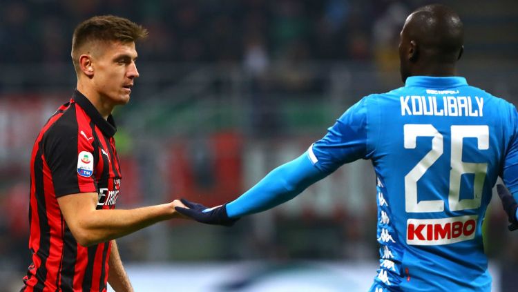 Krzysztof Piatek dan Kalidou Koulibaly berjabat tangan di pertandingan AC Milan vs Napoli, Minggu (27/01/19). Copyright: © Getty Images