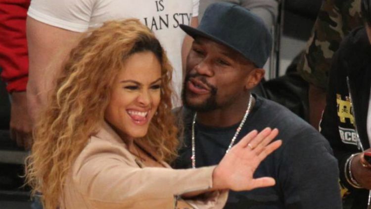 Nonton NBA, Floyd Mayweather bertemu sang mantan, Liza Hernandez. Copyright: &copy; Splash News