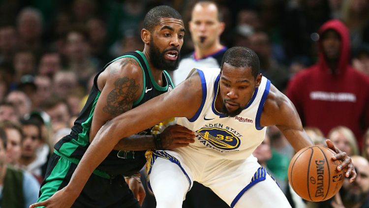 Kyrie Irving dan Kevin Durant dalam laga NBA Golden State Warrios vs Boston Celtics. Copyright: © Getty Images
