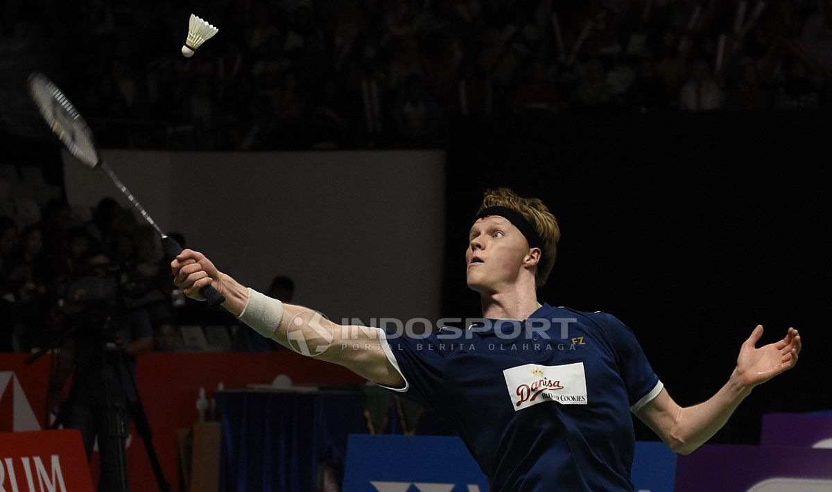 Tunggal putra Denmark, Anders Antonsen, meminta maaf kepada penggemar usai takluk dari loh Kean Yew dan gagal ke partai final Kejuaraan Dunia Bulutangkis 2021. Copyright: © Herry Ibrahim/Indosport.com