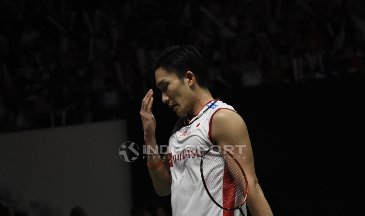 Kento Momota saat ini seakan menjadi pebulu tangkis insomnia yang tak kunjung berhenti meraih gelar, di saat sebelumnya sempat dipaksa tidur. Copyright: © Herry Ibrahim/Indosport.com