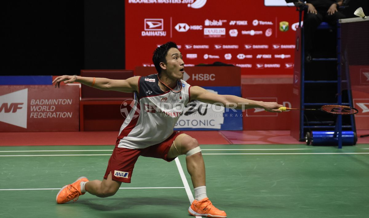 Pebulutangkis Jepang, Kento Momota berhasil mengalahkan Anthony Ginting dan menjadi juara Singapore Open 2019. Copyright: © Herry Ibrahim/Indosport.com