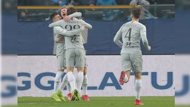 Perayaan para pemain AS Roma usai mencetak gol ke gawang Atalanta di Serie A Italia, Minggu (27-01-19). Copyright: © Getty Images