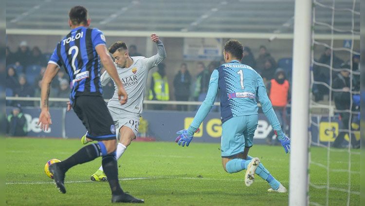 Striker AS Roma El Shaarawy saat menendang bola ke gawang Atalanta di Serie A Italia, Minggu (27/01/19). Copyright: © Getty Images