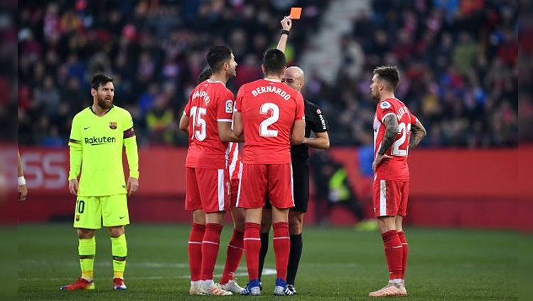 Pemain Girona Bernardo Espinosa mendapat kartu merah saat melawan Barcelona di ajang La Liga Spanyol, Minggu (27/01/19). Copyright: © INDOSPORT