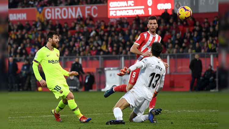 Momen kapten Barcelona Lionel Messi mencetak gol ke gawang Girona di La Liga Spanyol, Minggu (27/01/19). Copyright: © Twitter/@EUFAcom_de