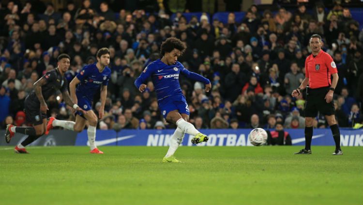 Willian saat menendang penalti ke gawang Sheffield. Copyright: © INDOSPORT