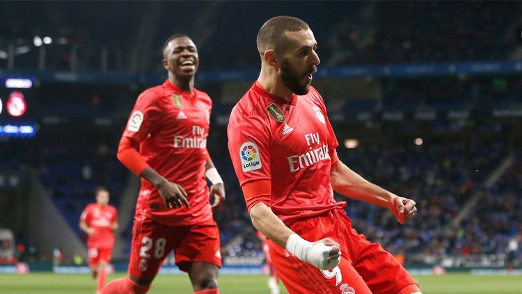 Ekspresi striker Real Madrid Karim Benzema usai membobol Espanyol di La Liga Spanyol, Senin (28/01/19). Copyright: © Twitter/@realmadrid