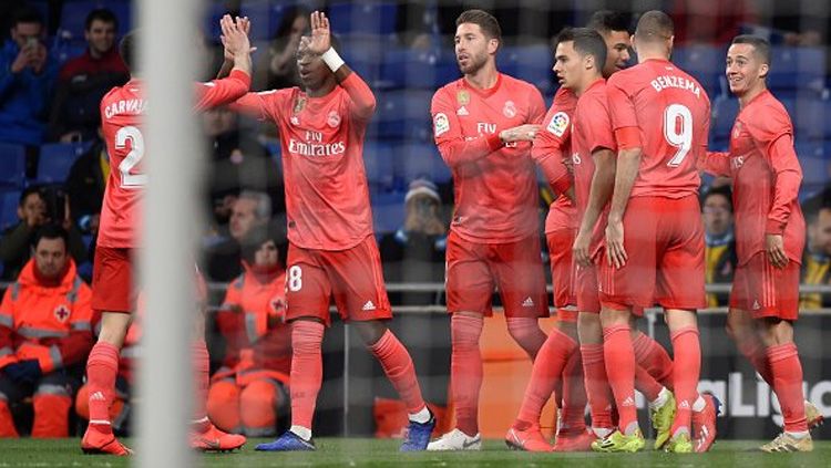 Para pemain Real Madrid bersuka cita usai mencetak gol ke gawang Espanyol di La Liga Spanyol, Senin (28/01/19). Copyright: © Twitter/@OptaJose