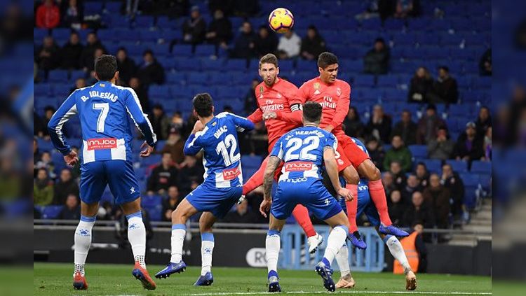 Perebutan bola udara di dalam kotak penalti pada laga Espanyol vs Real Madrid di La Liga Spanyol, Senin (28/01/19). Copyright: © Twitter/@OptaJose
