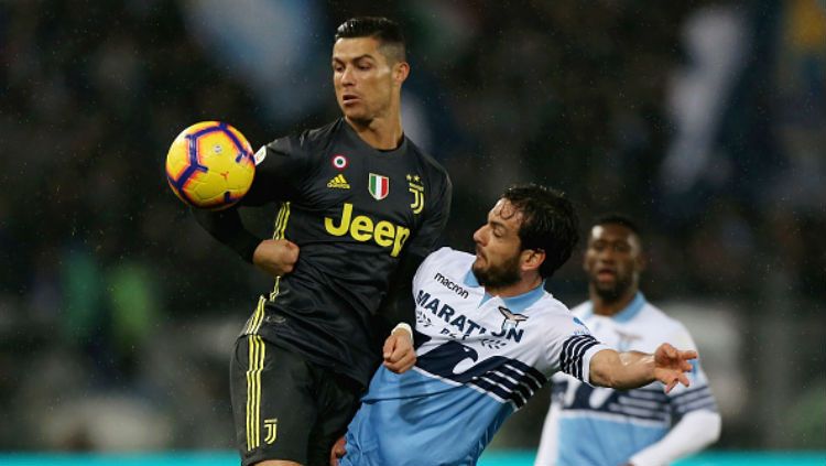 Cristiano Ronaldo saat berduel dengan pemain Lazio. Copyright: © Getty Images