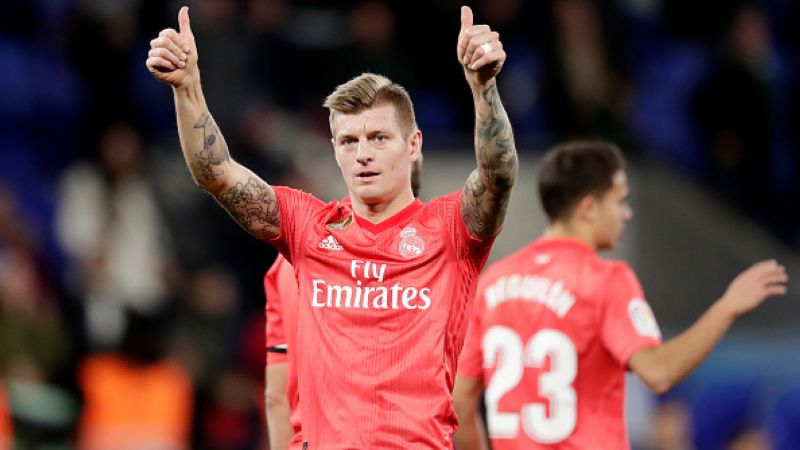 Gelandang Real Madrid, Toni Kroos menunjukkan kebolehannya dengan mencetak gol lewat sepak pojok ketika timnya melawan Valencia di semifinal Piala Super Spanyol. Copyright: © Getty Images