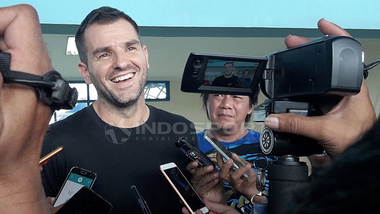 Pelatih Timnas Indonesia Simon McMenemy dengan santai menanggapi awak media. Copyright: © Ian Setiawan/INDOSPORT