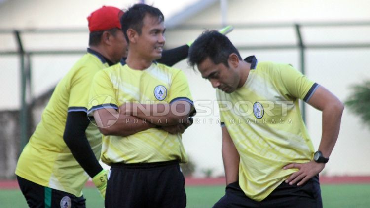 Pelatih fisik PSS Sleman, Komarudin (tengah). Copyright: © Ronald Seger Prabowo/INDOSPORT