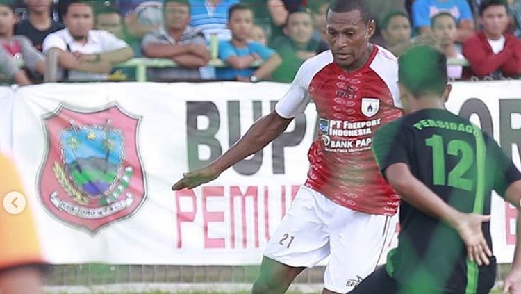 Pemain Persipura Jayapura mengontrol bola dari pemain Persidago Copyright: © Persipura