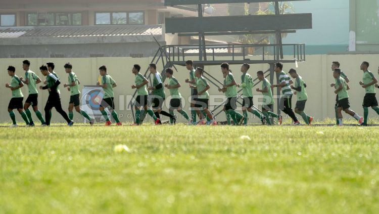 Pemain Persebaya melakukan pemanasan sebelum latihan di mulai di Lapangan Jenggolo, Sidoarjo. Copyright: © Fitra Herdian Ariestianto/INDOSPORT