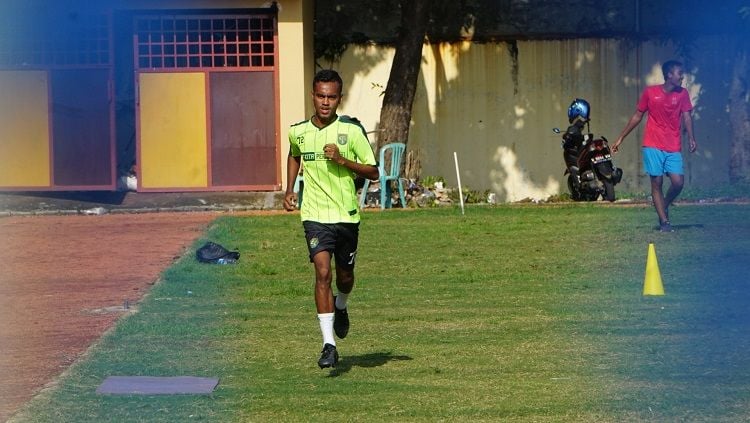 Pemain Persebaya Surabaya, M Alwi Slamat, untuk sementara tidak bisa mengikuti latihan bersama-sama pemain yang lain. Copyright: © Fitra Herdian/INDOSPORT