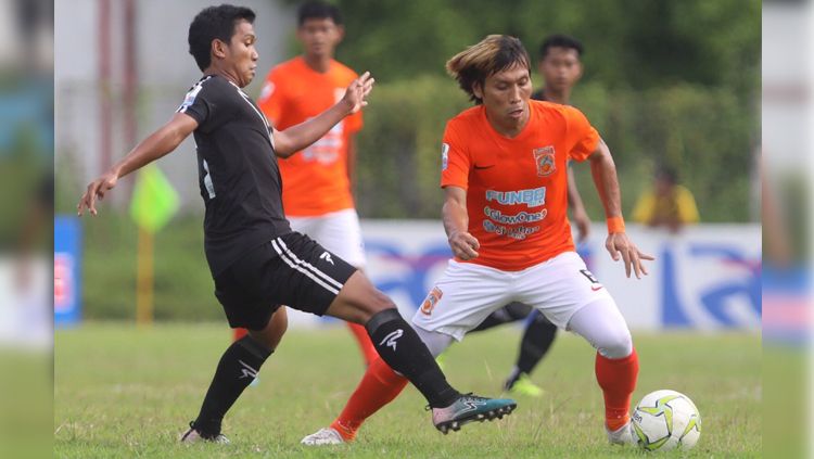 Asri akbar saat mencoba melewati lawannya Copyright: © Twitter/@PusamaniaBorneo