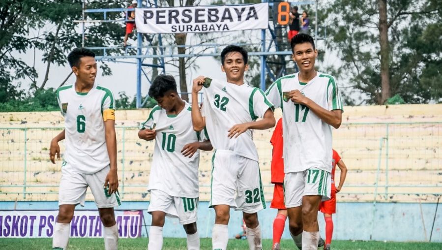Momen para pemain Persebaya Surabaya merayakan gol di Piala Soeratin 2019. Copyright: © PSSI