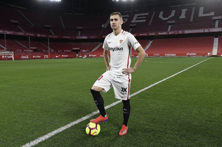 Marko Rog, pemain anyar Sevilla Copyright: © Twitter/@SevillaFC_ENG