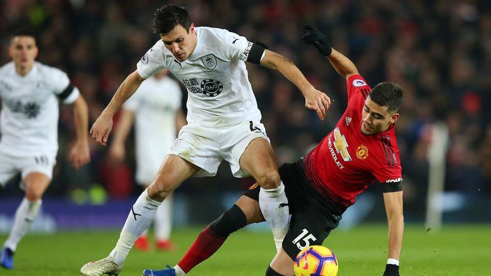 Andreas Pereira (kanan) saat melawan Burnley. Copyright: © INDOSPORT