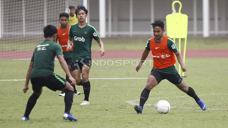 Gian Zola (kanan) saat berlatih dengan Timnas Indonesia U-22. Copyright: © Herry Ibrahim/INDOSPORT