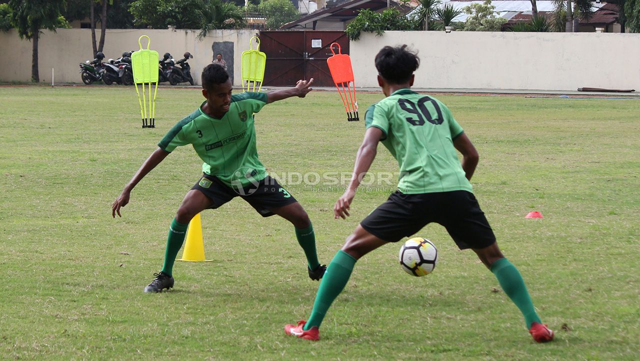 Pemain Persebaya Surabaya, Alwi Slamat saat latihan mini games di Lapangan Polda Jatim. Rabu (30/1/19). Copyright: © Fitra Herdian/Soicaumienbac.cc