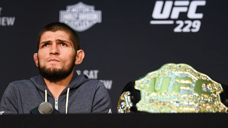 Petarung asal Rusia, Khabib Nurmagomedov kembali menggemparkan dunia maya, setelah foto dirinya saat menjadi imam saat salat bersama dua petarung MMA lainnya. Copyright: © Getty Images