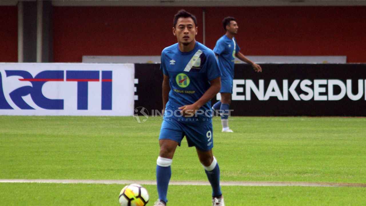 Mantan striker Barito Putera, Samsul Arif. Copyright: © Ronald Seger Prabowo/Indosport.com