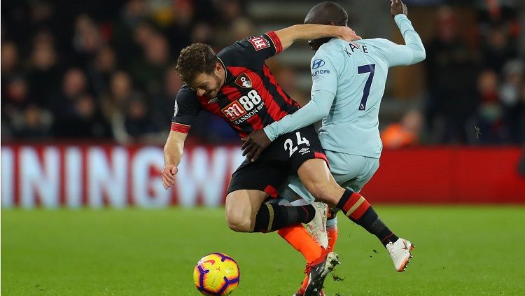 Ngolo Kante (kanan) berebut bola dengan pemain Bournemouth, Ryan Fraser. Copyright: © Getty Images