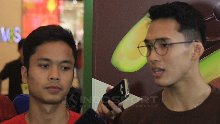 Jonatan Christie (kanan) dan Anthony Sinisuka Ginting memberikan tanggapan setelah acara Good to Go kepada media di Central Park, Jakarta Barat. Copyright: © Muhammad Nabil/INDOSPORT