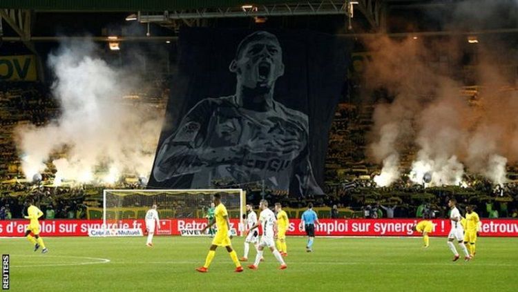 Penghormatan Sala di laga Nantes vs St Etienne Copyright: © Reuters