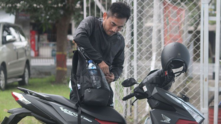 Seto Nurdyantoro datang ke tempat latihan menggunakan sepeda motor Copyright: © Ronald Seger Prabowo/INDOSPORT